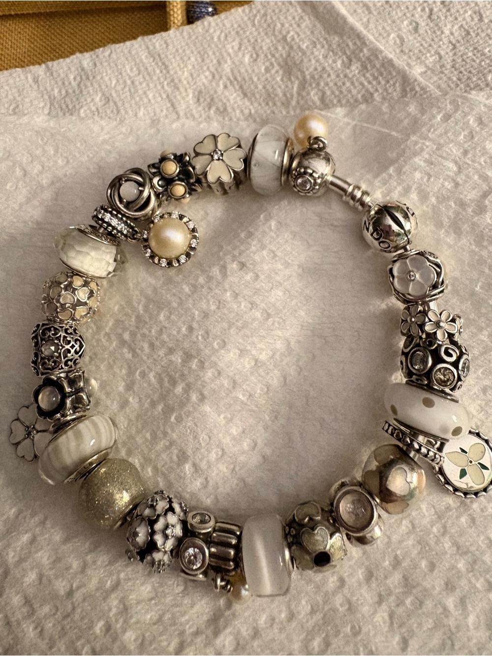 Pandora bangle with white theme